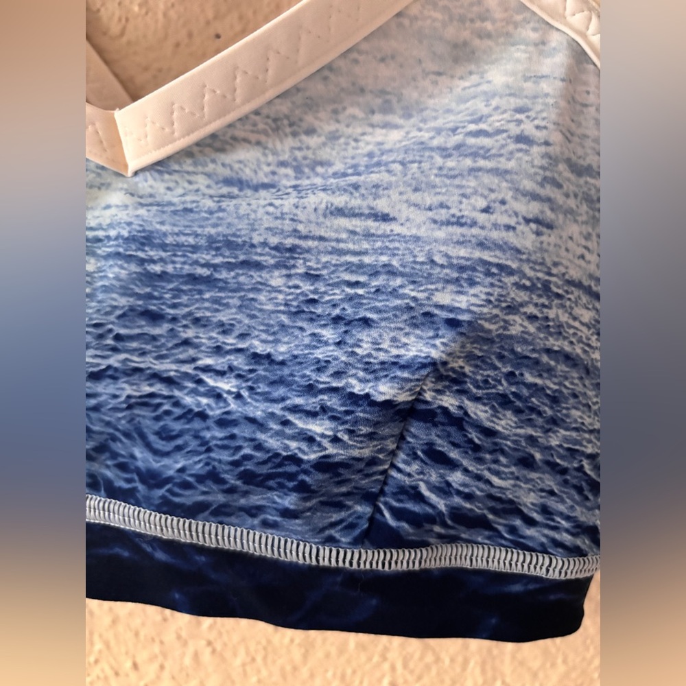 Lululemon Water Bound Bra in Ombre Wave White Navy, size 6 - Picture 5 of 9